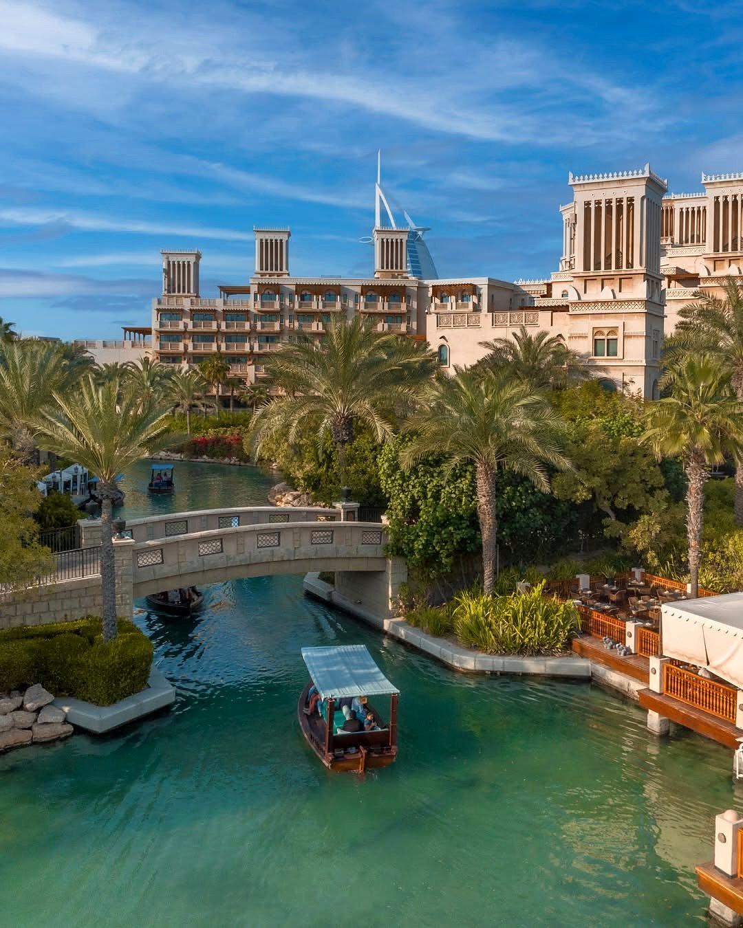 Barco abra nos canais do Madinat Jumeirah com o Burj Al Arab ao fundo