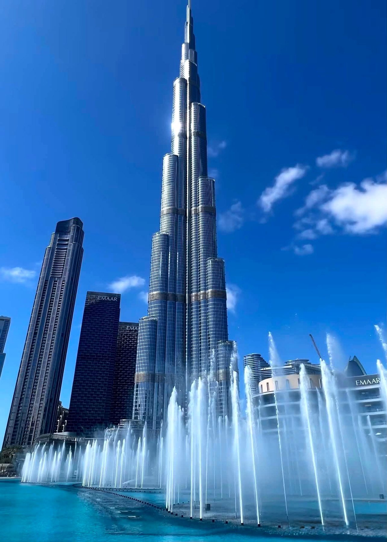 Show das águas dançantes da Dubai Fountain em frente ao Burj Khalifa