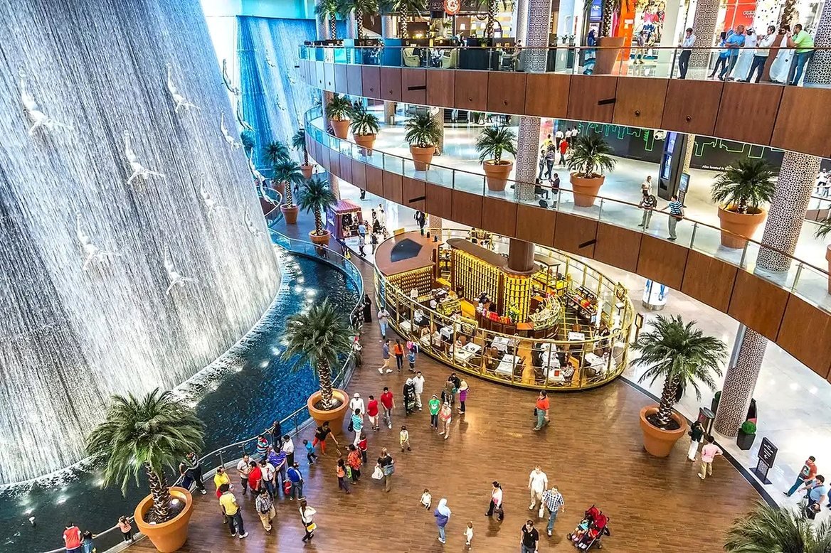 Cascata com esculturas de mergulhadores no Dubai Mall