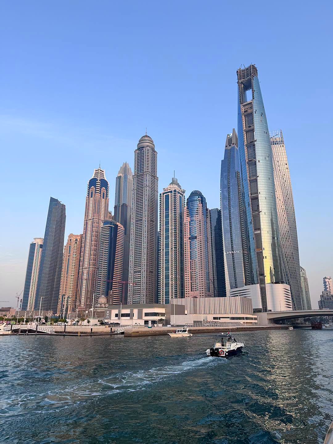 Arranha-céus da Dubai Marina vistos do mar
