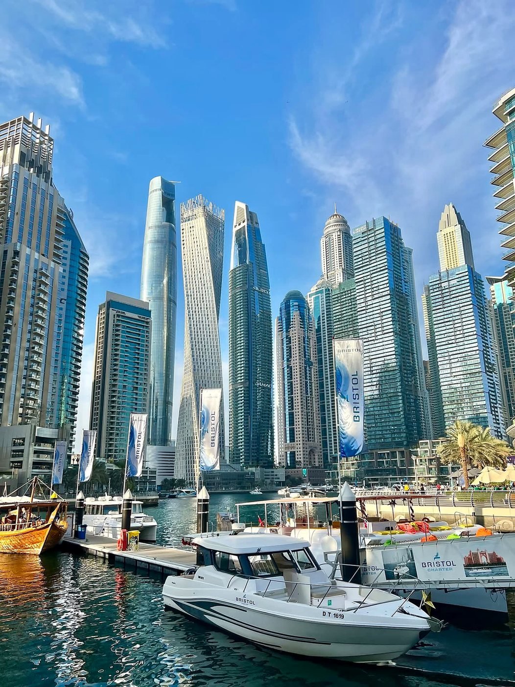 Barcos ancorados na Dubai Marina entre arranha-céus