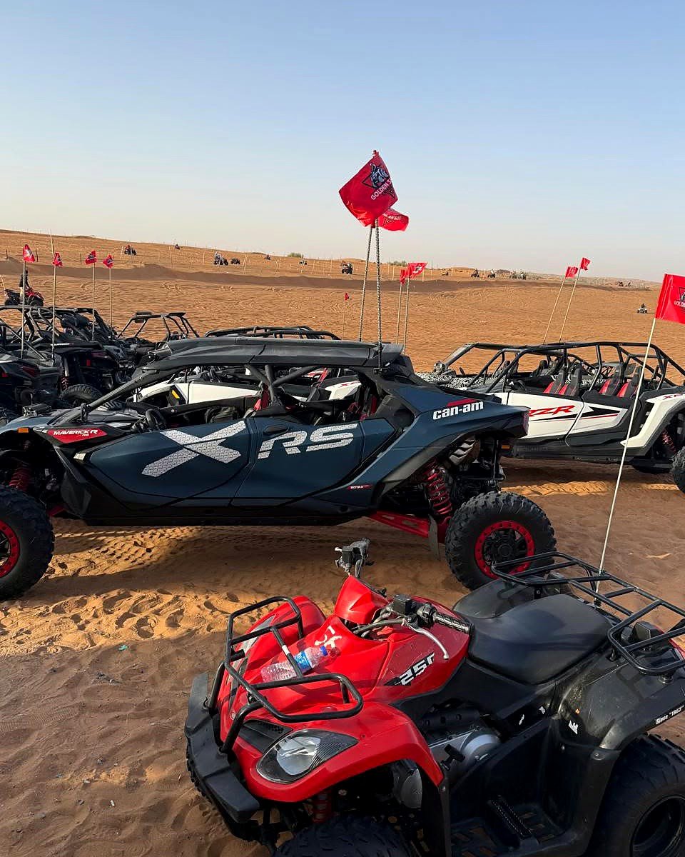 Buggies e quadriciclos nas dunas do deserto de Dubai