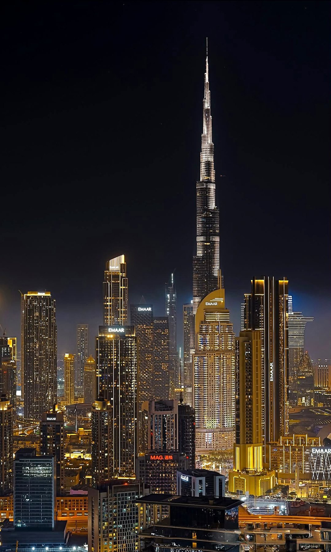 Skyline de Dubai à noite com o Burj Khalifa iluminado