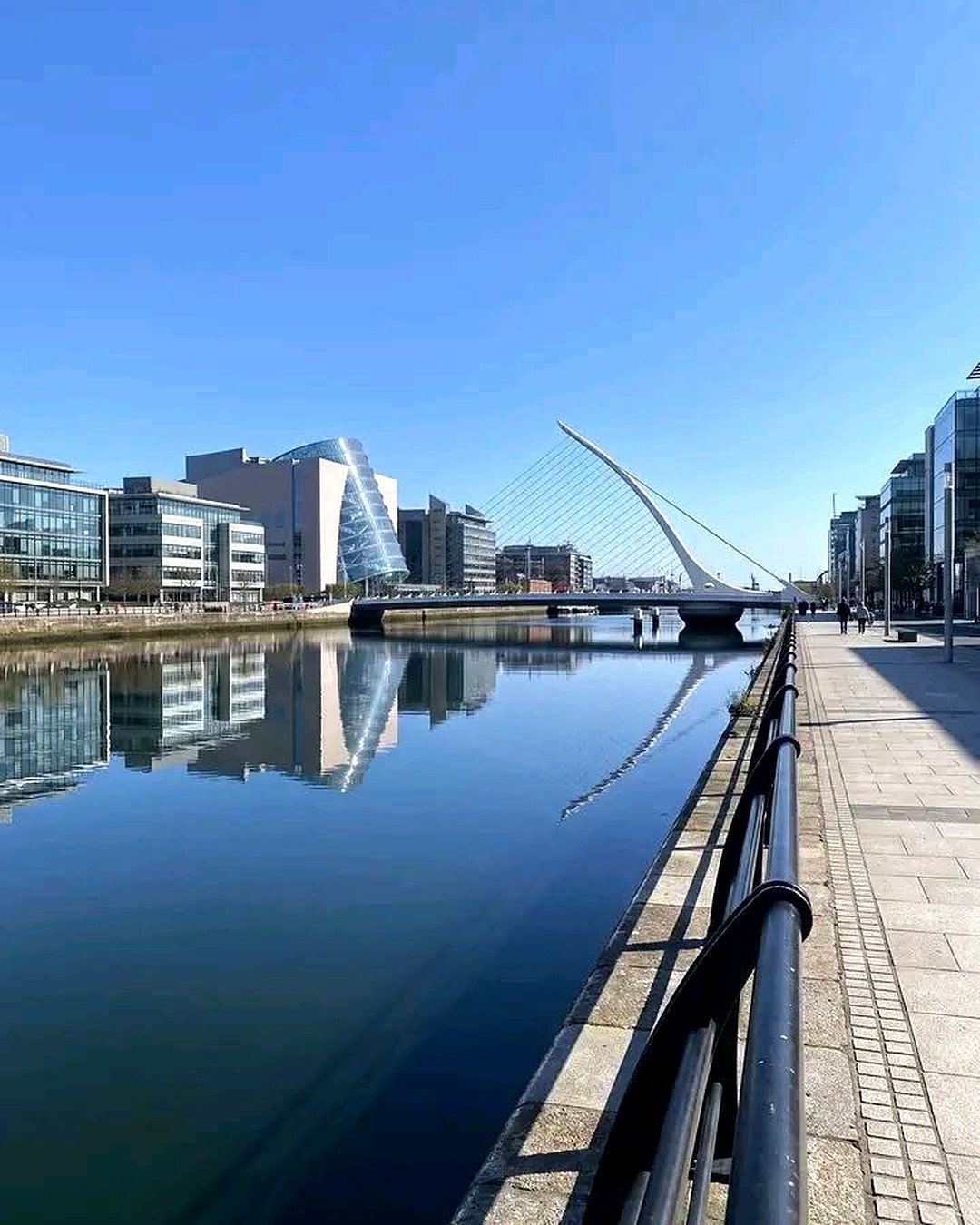Rio Liffey com a ponte Samuel Beckett e o Convention Centre Dublin