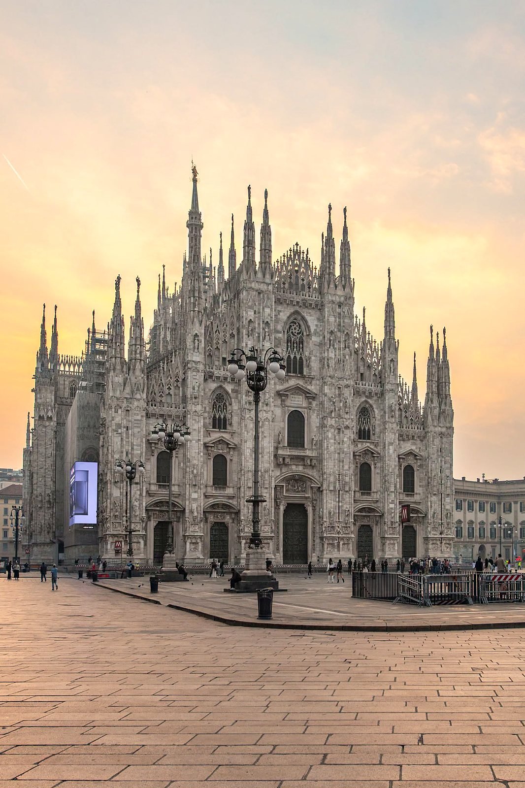 Fachada gótica do Duomo di Milano vista da Piazza del Duomo ao amanhecer