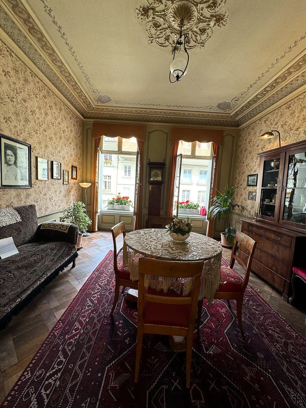 Sala do apartamento de Albert Einstein em Berna, mobiliada como no início do século XX