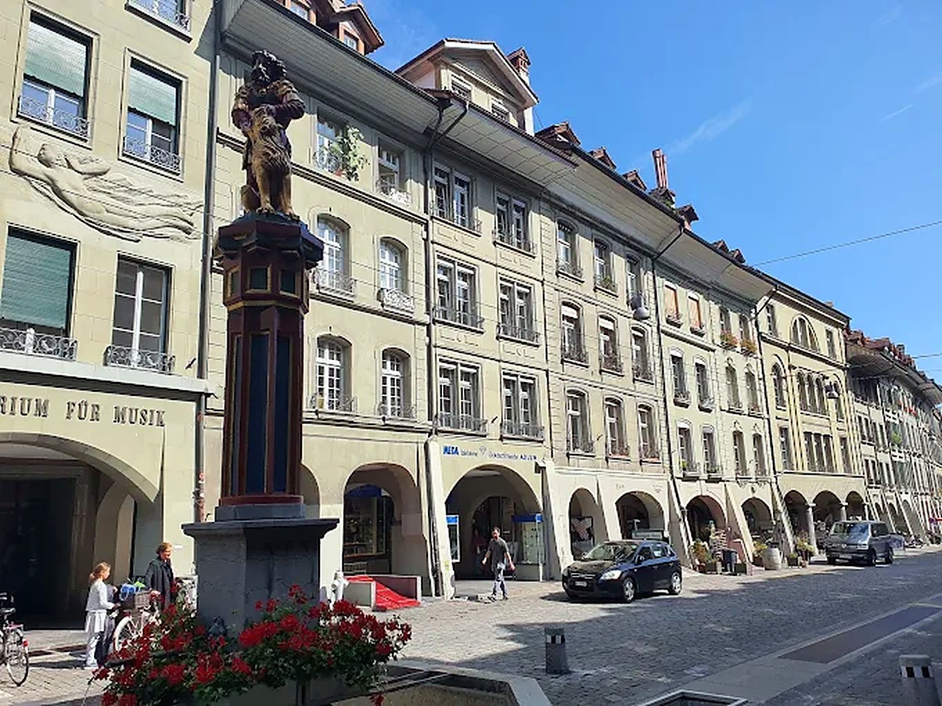 Kramgasse em Berna, rua da Casa de Einstein, com arcadas e fonte medieval