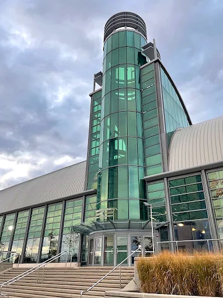 Fachada de vidro do Enercare Centre, no Exhibition Place, em Toronto