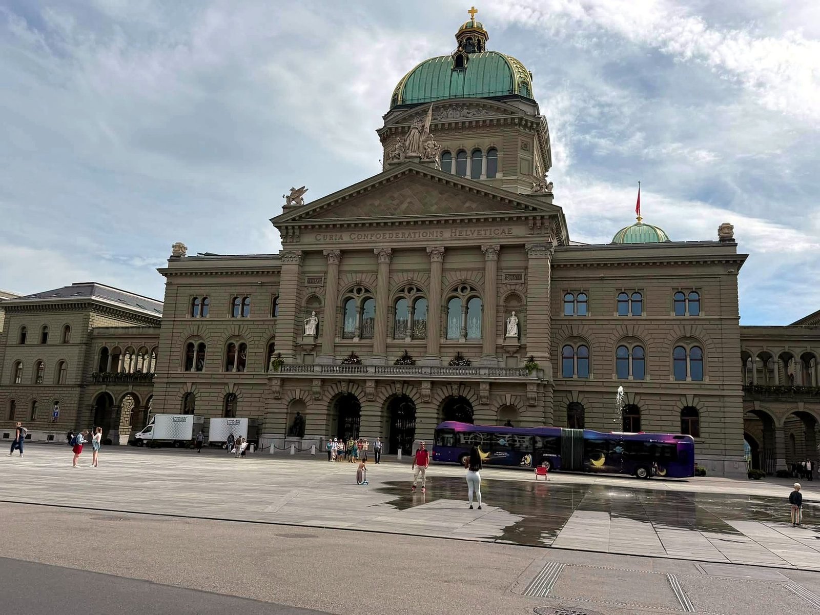 Palácio Federal da Suíça, o Bundeshaus, com a cúpula verde e a Bundesplatz em Berna