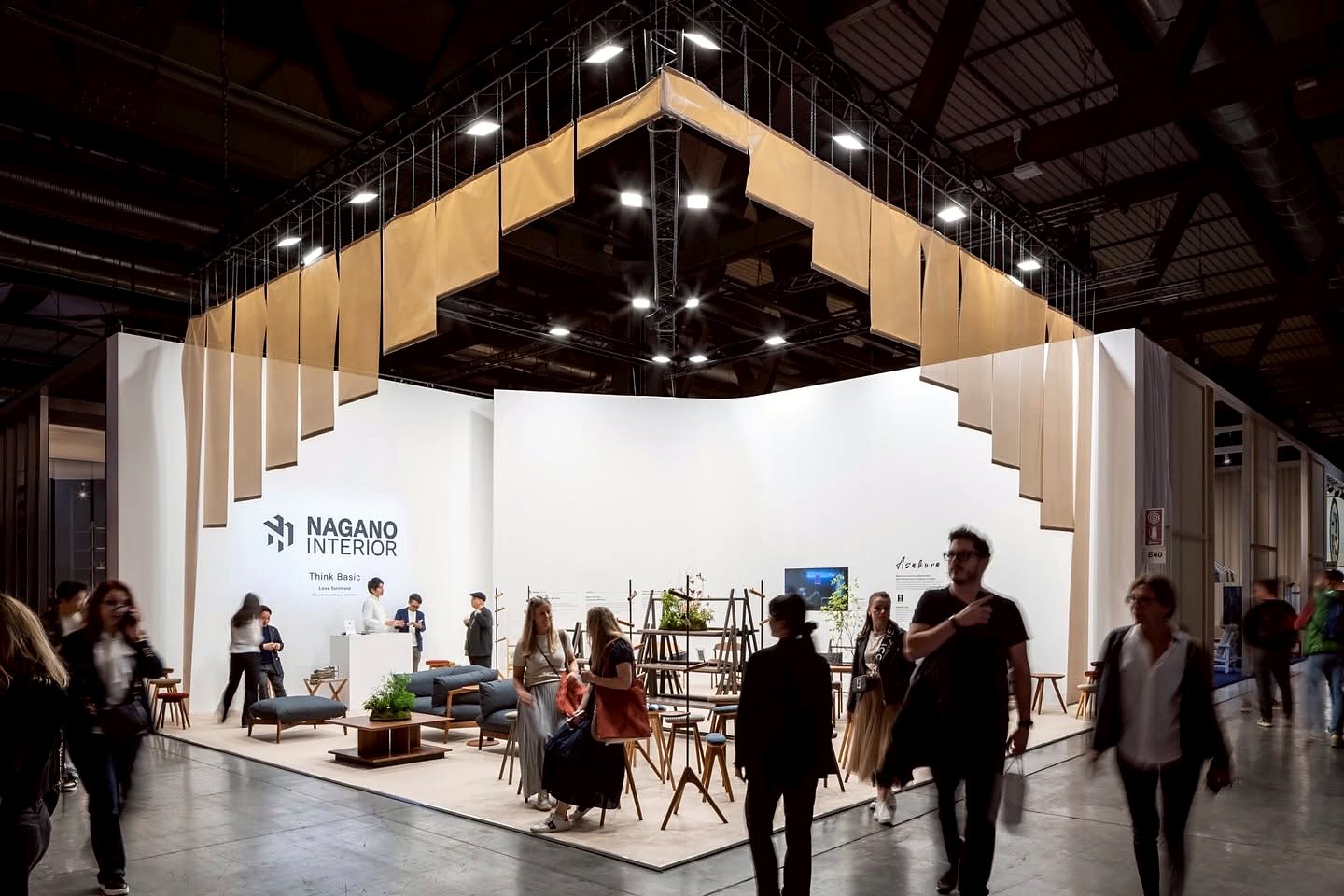 Estande de móveis em pavilhão da Fiera Milano Rho durante feira internacional