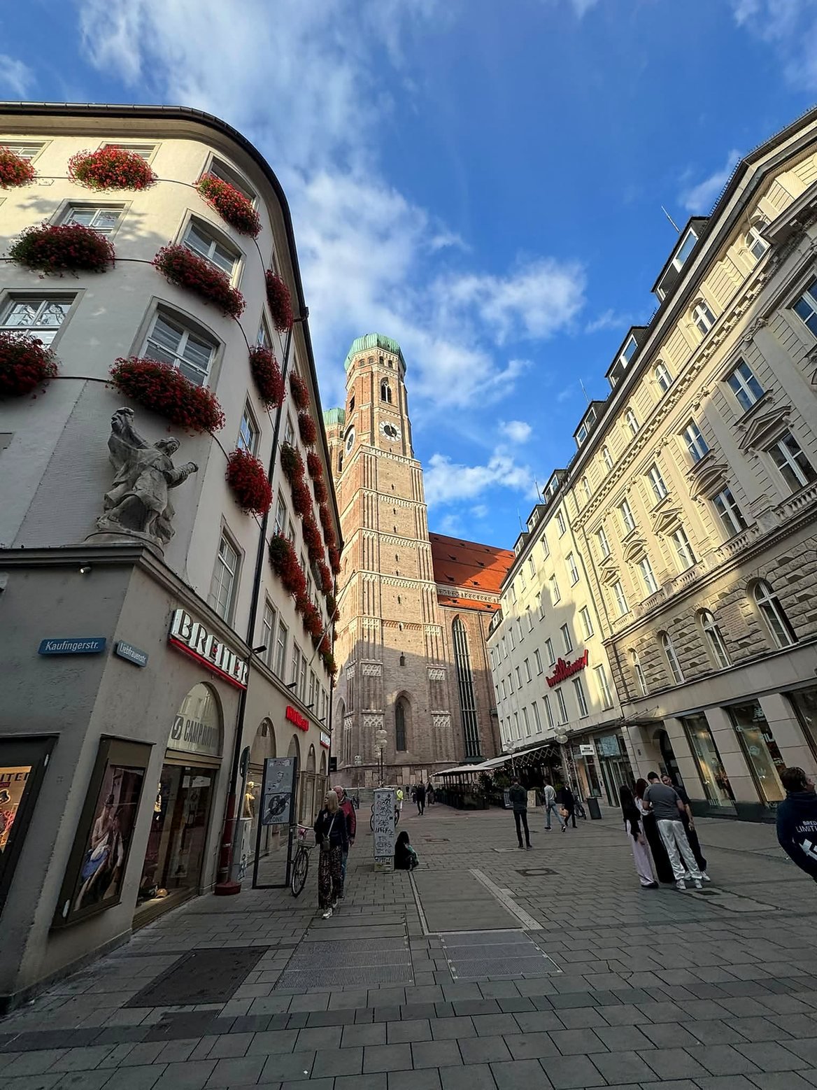Frauenkirche vista da rua de pedestres Kaufingerstraße em Munique