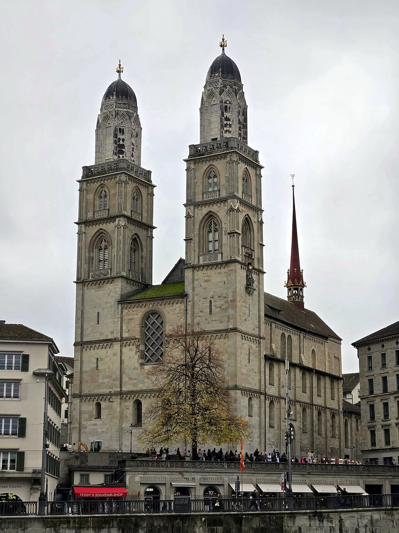Fachada do Grossmünster com suas torres gêmeas em Zurique