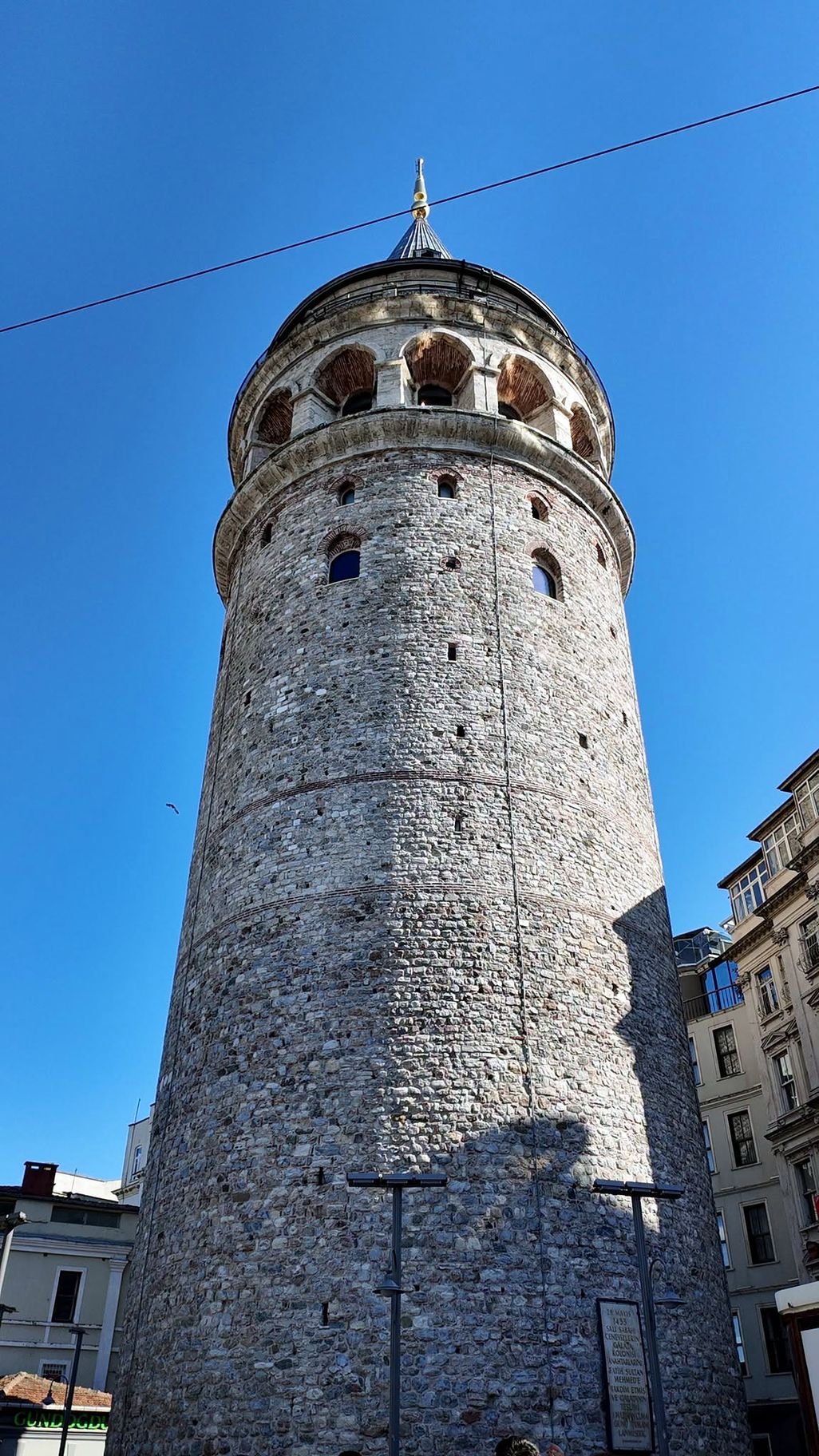 Torre de Gálata vista de baixo contra o céu azul em Istambul