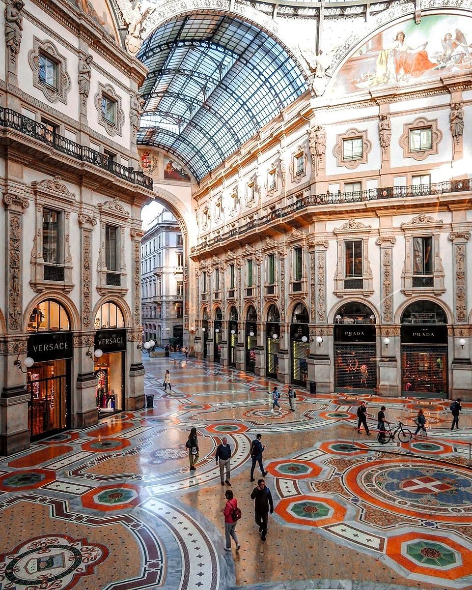 Interior da Galleria Vittorio Emanuele II em Milão com cúpula de vidro e piso de mosaico