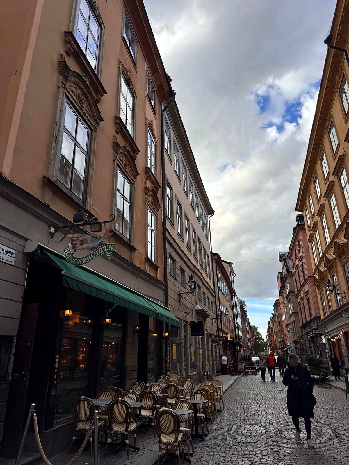 Rua de pedra com cafés em Gamla Stan, Estocolmo