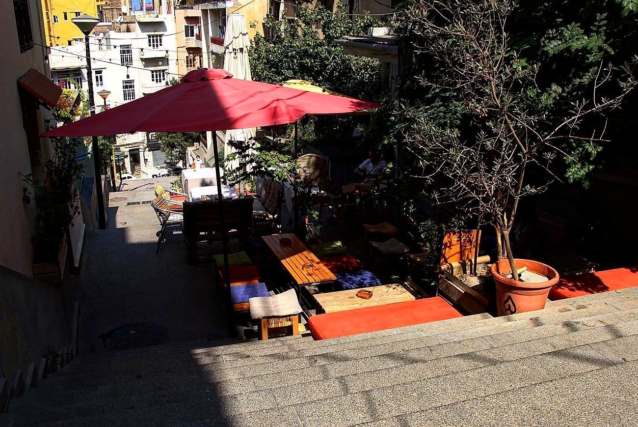 Café na escadaria de Saint Nicolas em Gemmayzeh, Beirute