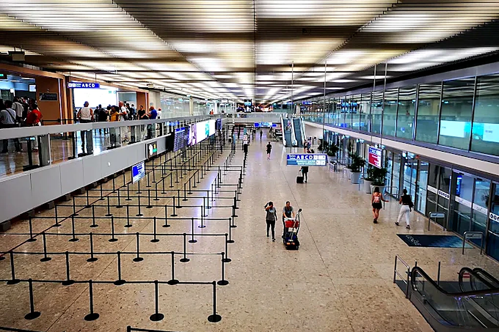 Saguão do terminal do Aeroporto Internacional de Genebra