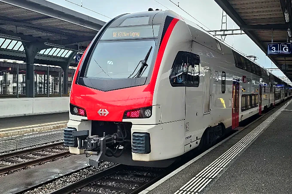 Trem suíço na plataforma da estação Cornavin, em Genebra