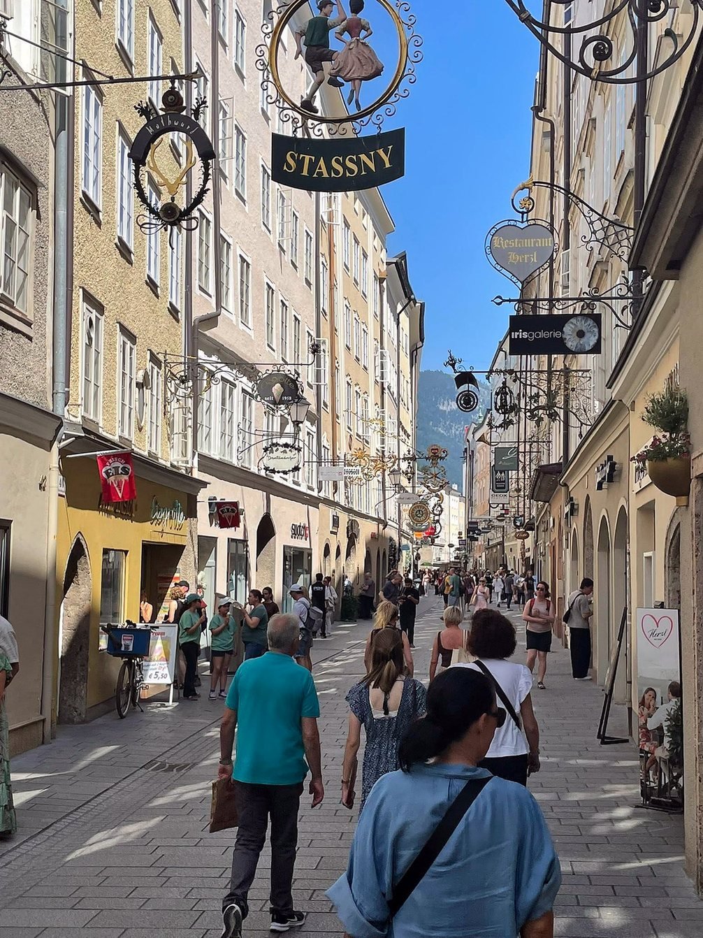 Rua Getreidegasse, com placas de ferro forjado, no centro histórico de Salzburgo