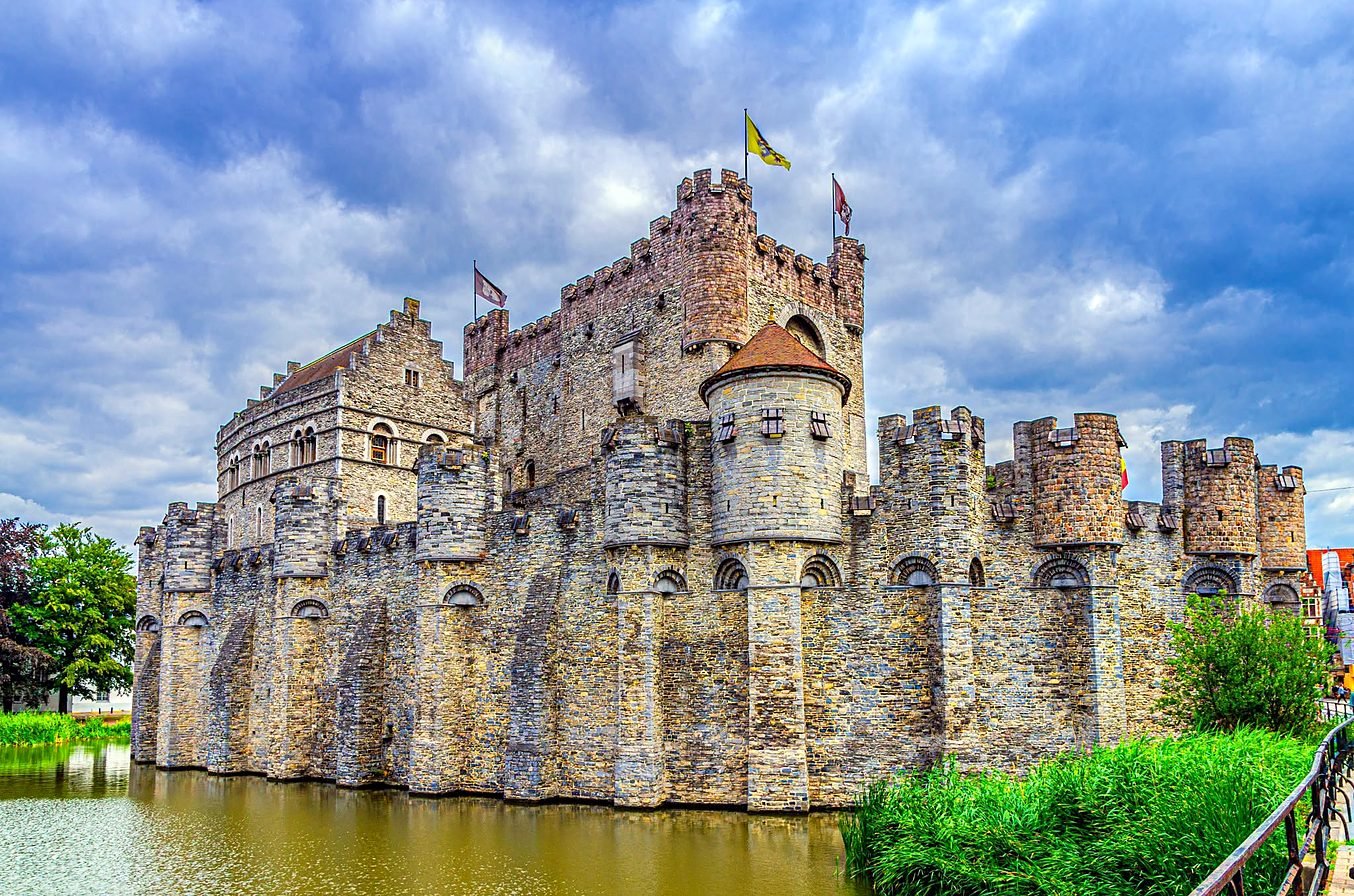 Castelo Gravensteen em Gante, cercado por água