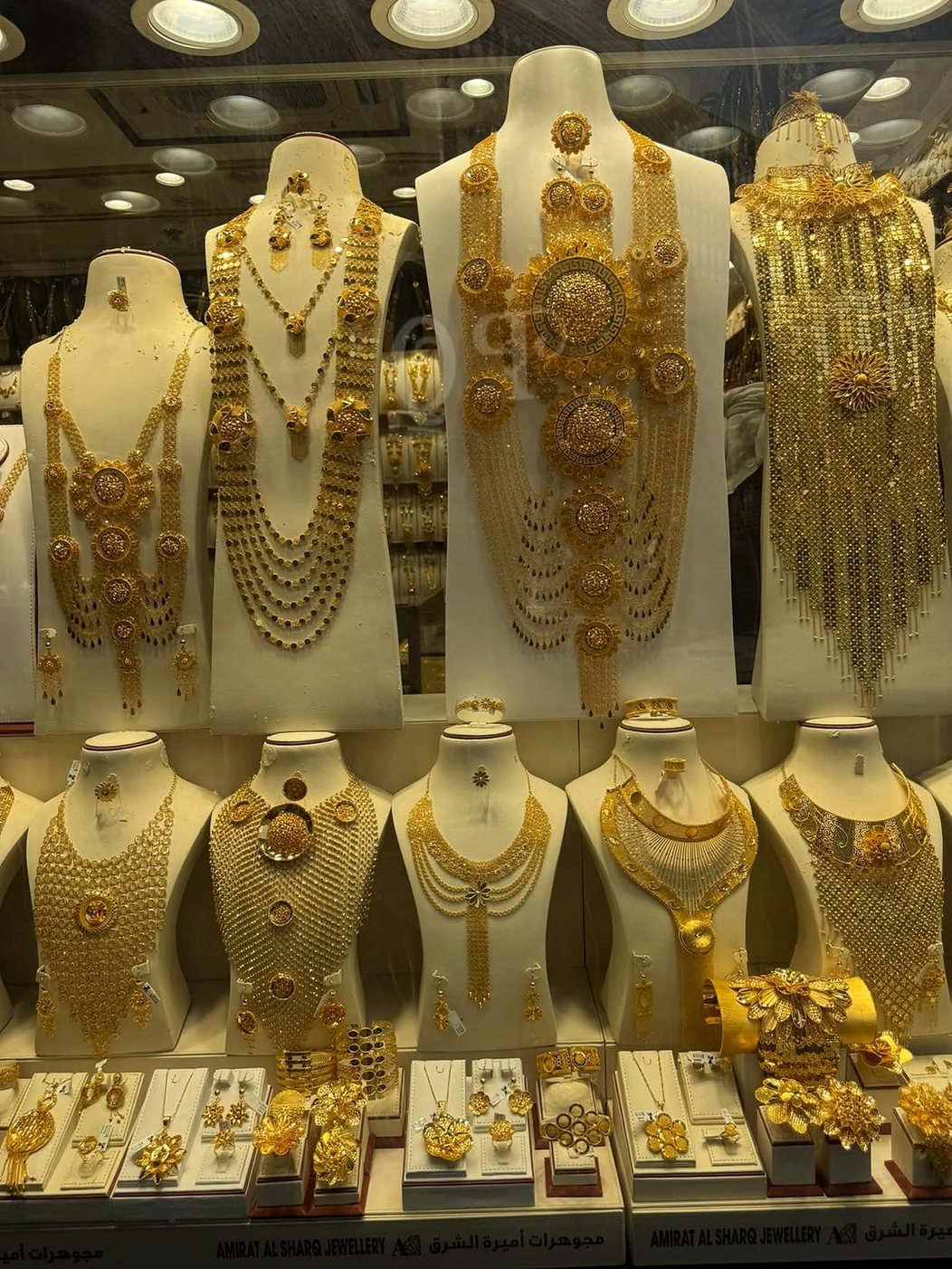 Vitrine de joias de ouro no Gold Souk de Dubai