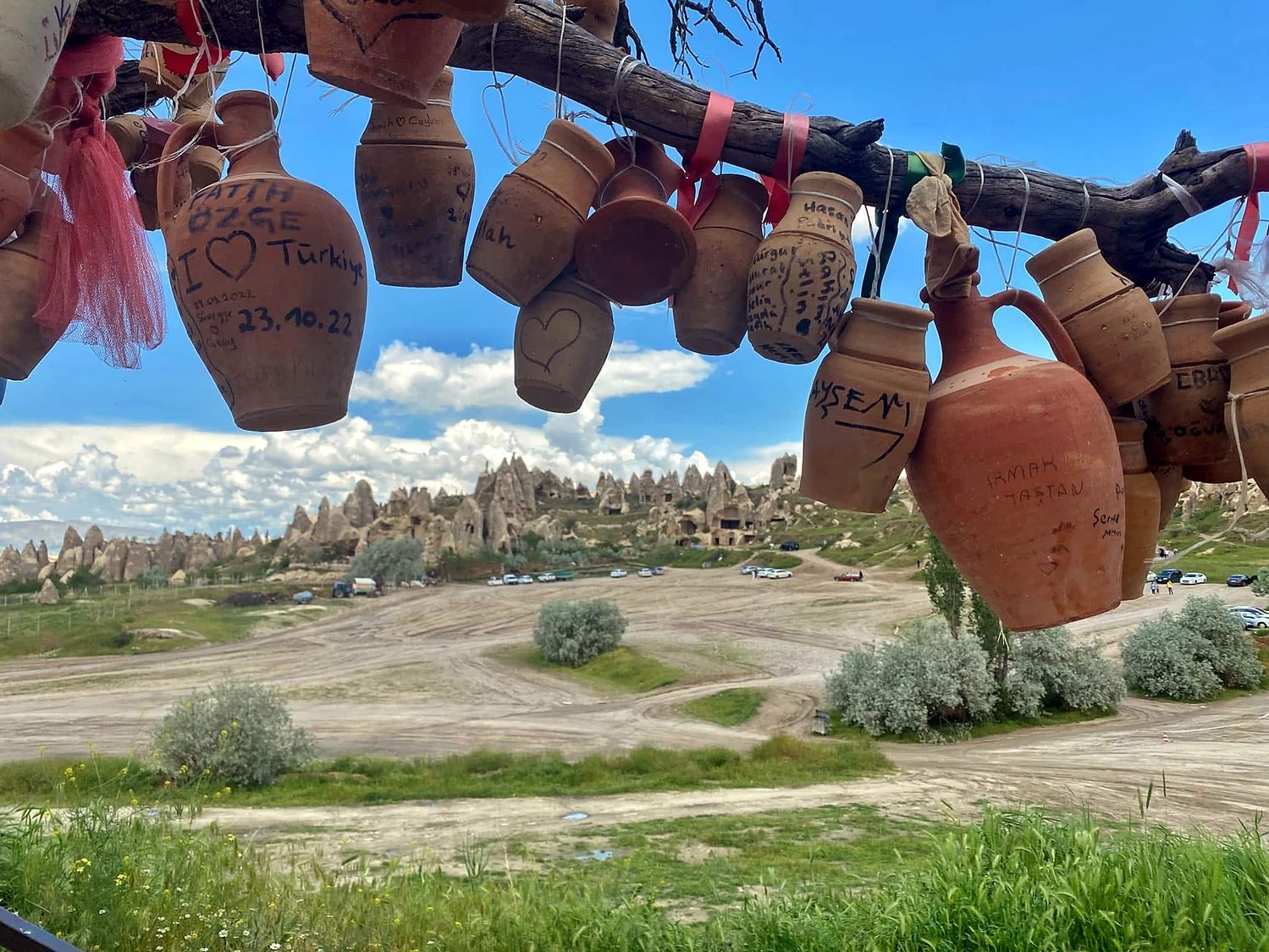 Formações rochosas com casas escavadas em Göreme, na Capadócia