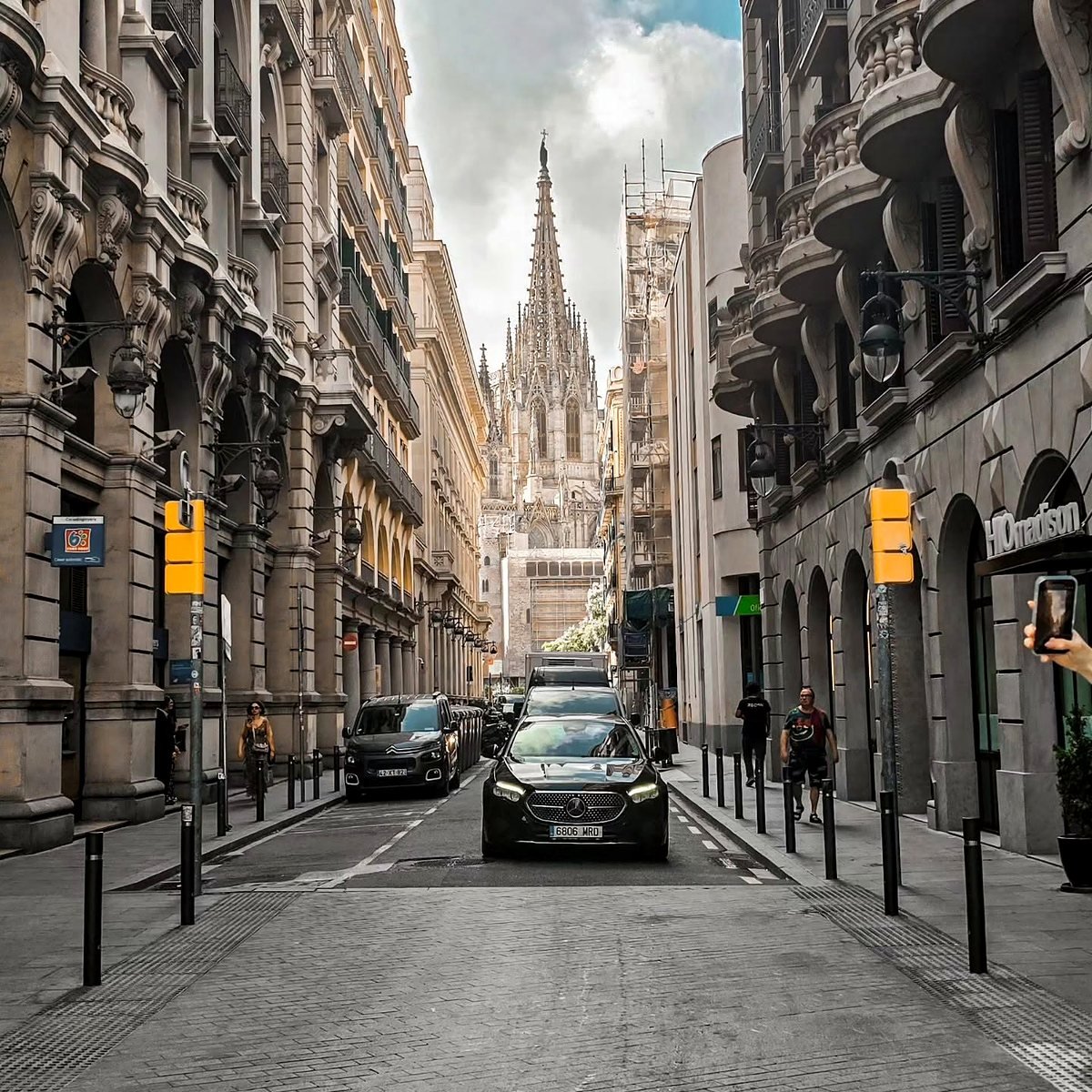 Rua do centro histórico de Barcelona com a torre gótica da Catedral ao fundo