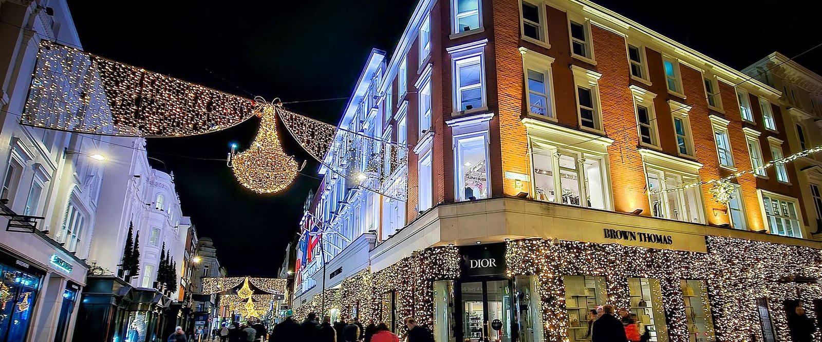 Grafton Street iluminada à noite em Dublin, Irlanda