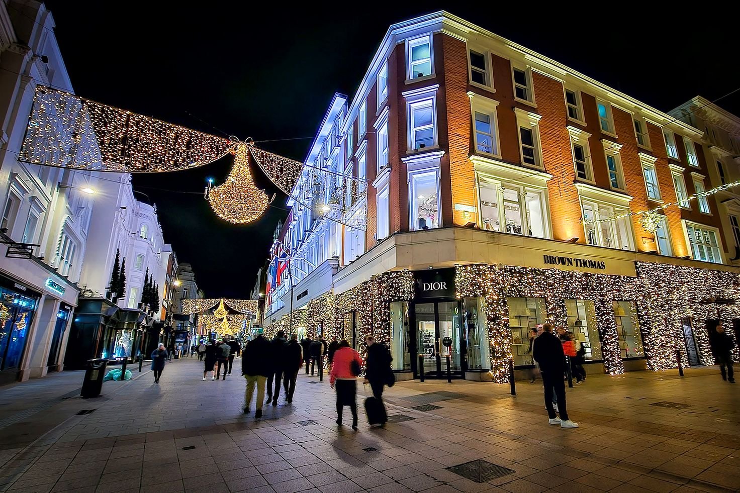 Grafton Street com luzes de Natal e a loja Brown Thomas