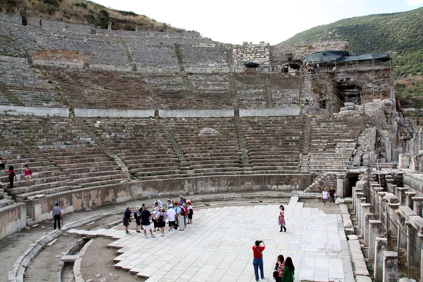 Arquibancadas do Grande Teatro de Éfeso escavadas na encosta