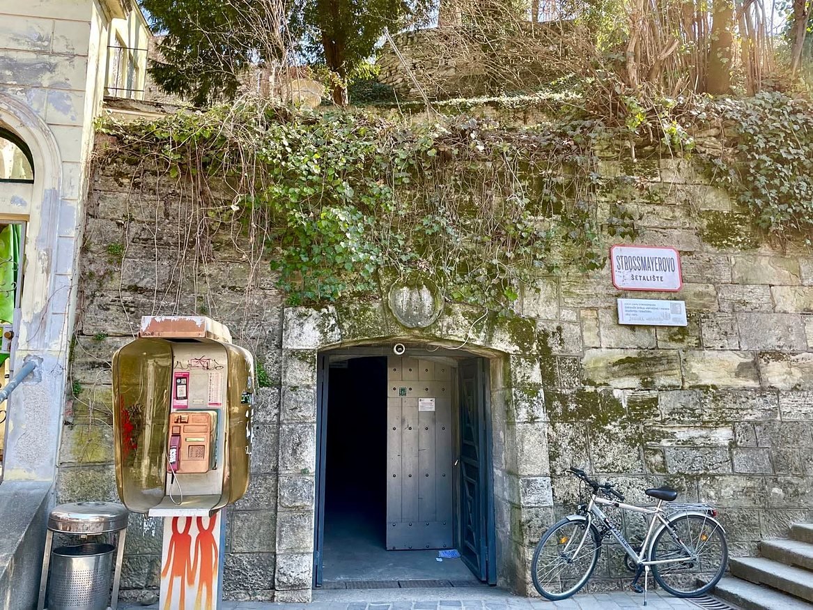 Entrada do Túnel Grič, abrigo da Segunda Guerra Mundial sob a Cidade Alta de Zagreb