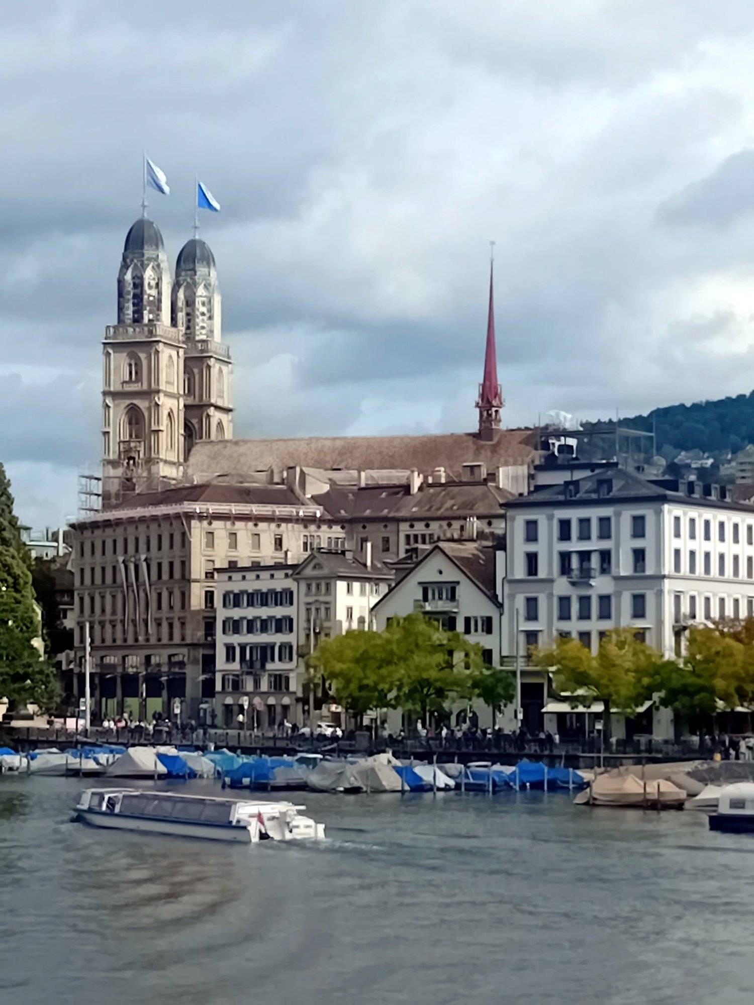 Grossmünster visto do Lago de Zurique com barco de passeio