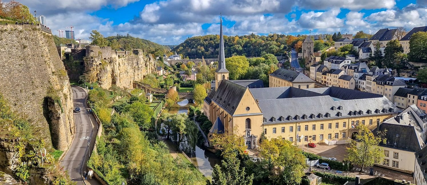 Vista panorâmica do bairro do Grund e das muralhas de Luxemburgo