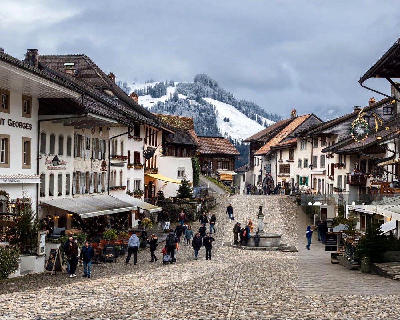 Rua principal da vila medieval de Gruyères, na Suíça