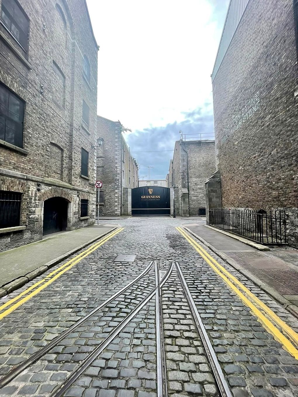 Portão da cervejaria Guinness em St. James's Gate, Dublin