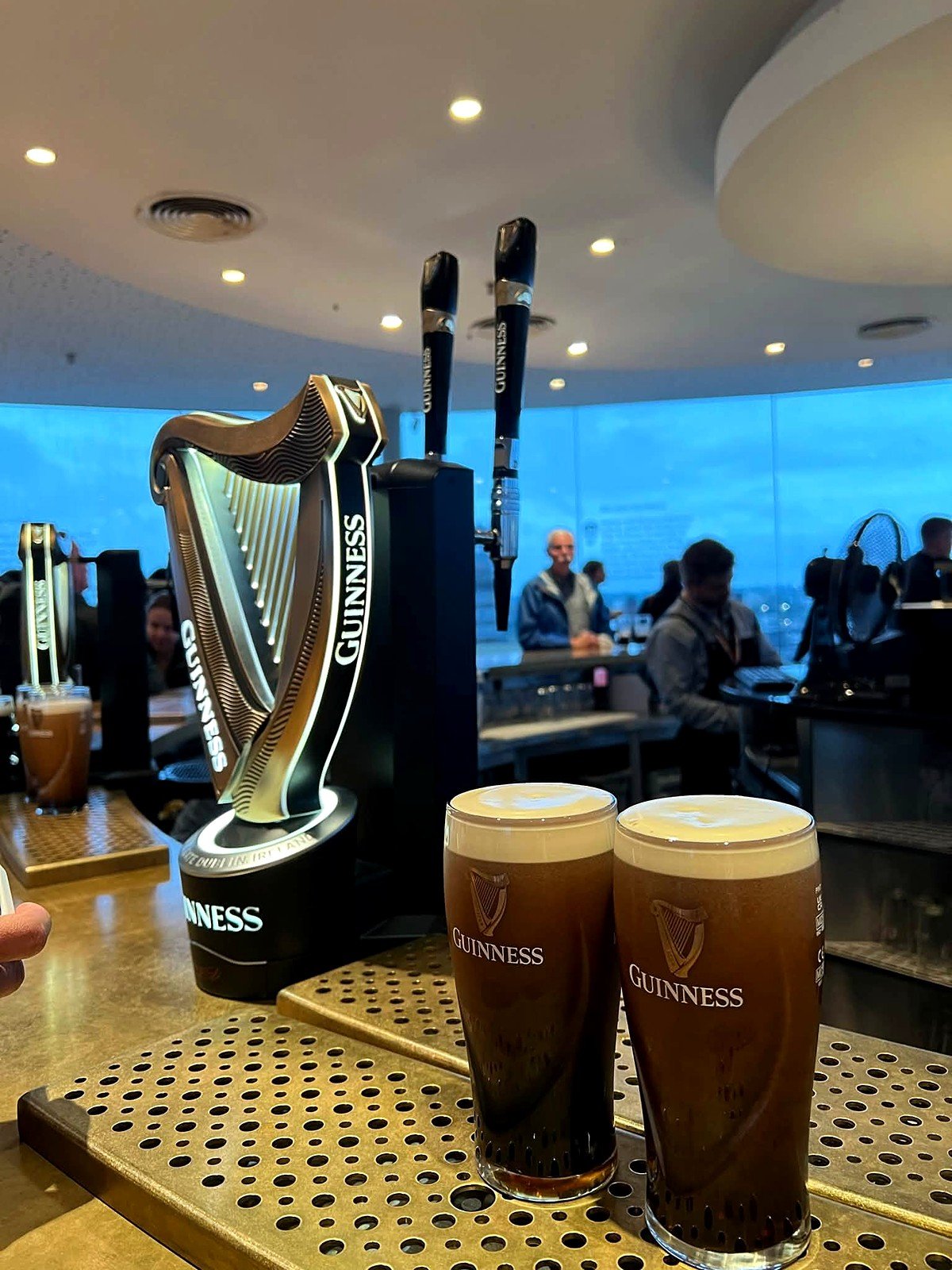 Pints de Guinness no Gravity Bar com vista de Dublin