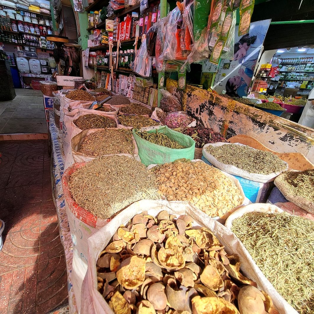 Sacos de especiarias, ervas secas e chás em loja do mercado do bairro Habous em Casablanca