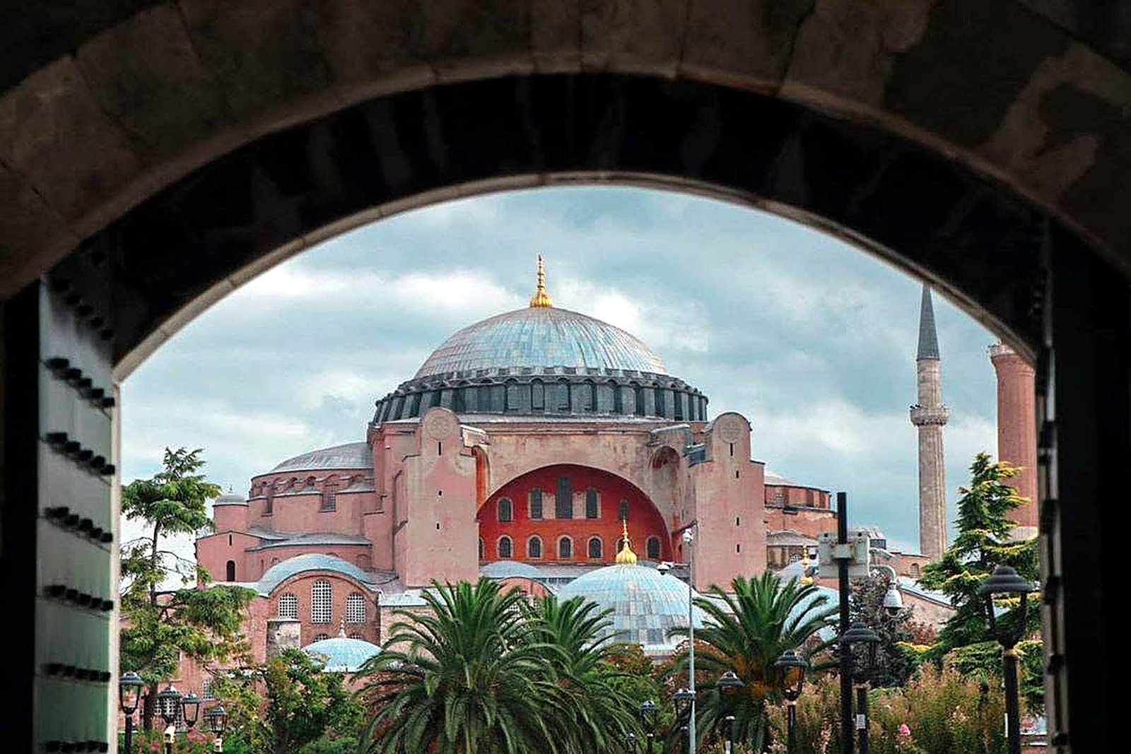 Santa Sofia vista através de um portal histórico em Sultanahmet, Istambul