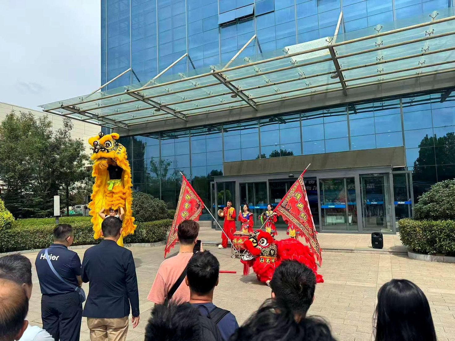 Recepção com dança do leão na sede da Haier em Qingdao