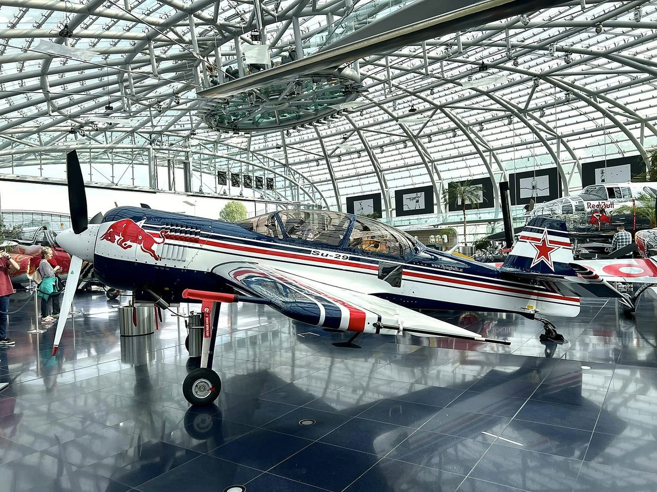 Avião acrobático exposto no Hangar-7, no Aeroporto de Salzburgo