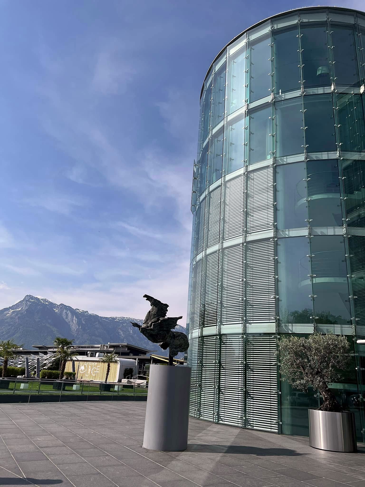 Fachada de vidro do Hangar-7, com os Alpes ao fundo, em Salzburgo