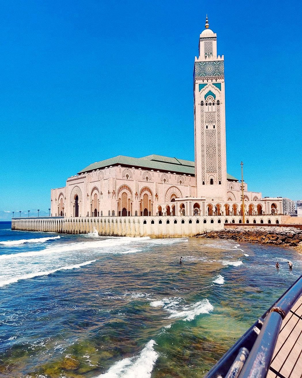 Mesquita Hassan II e seu minarete construídos à beira do Oceano Atlântico em Casablanca