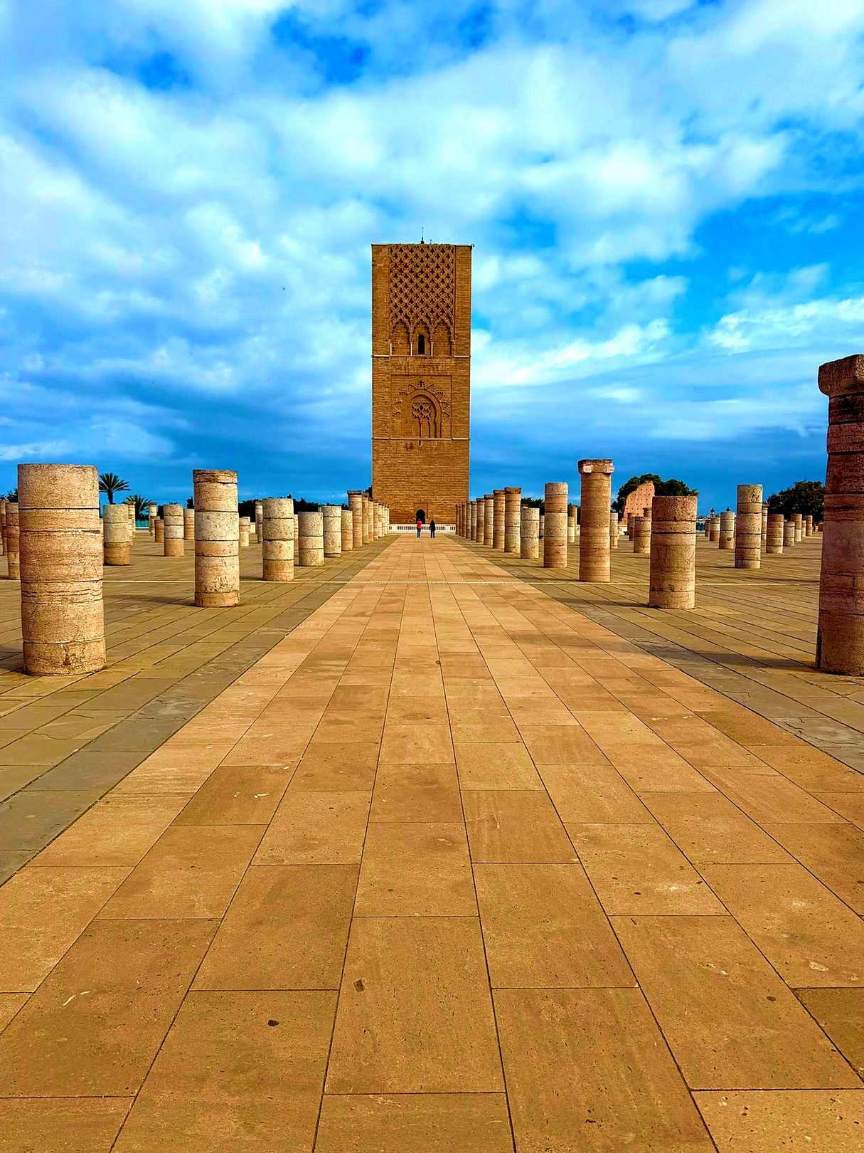 Torre Hassan e as colunas da mesquita inacabada em Rabat, capital do Marrocos