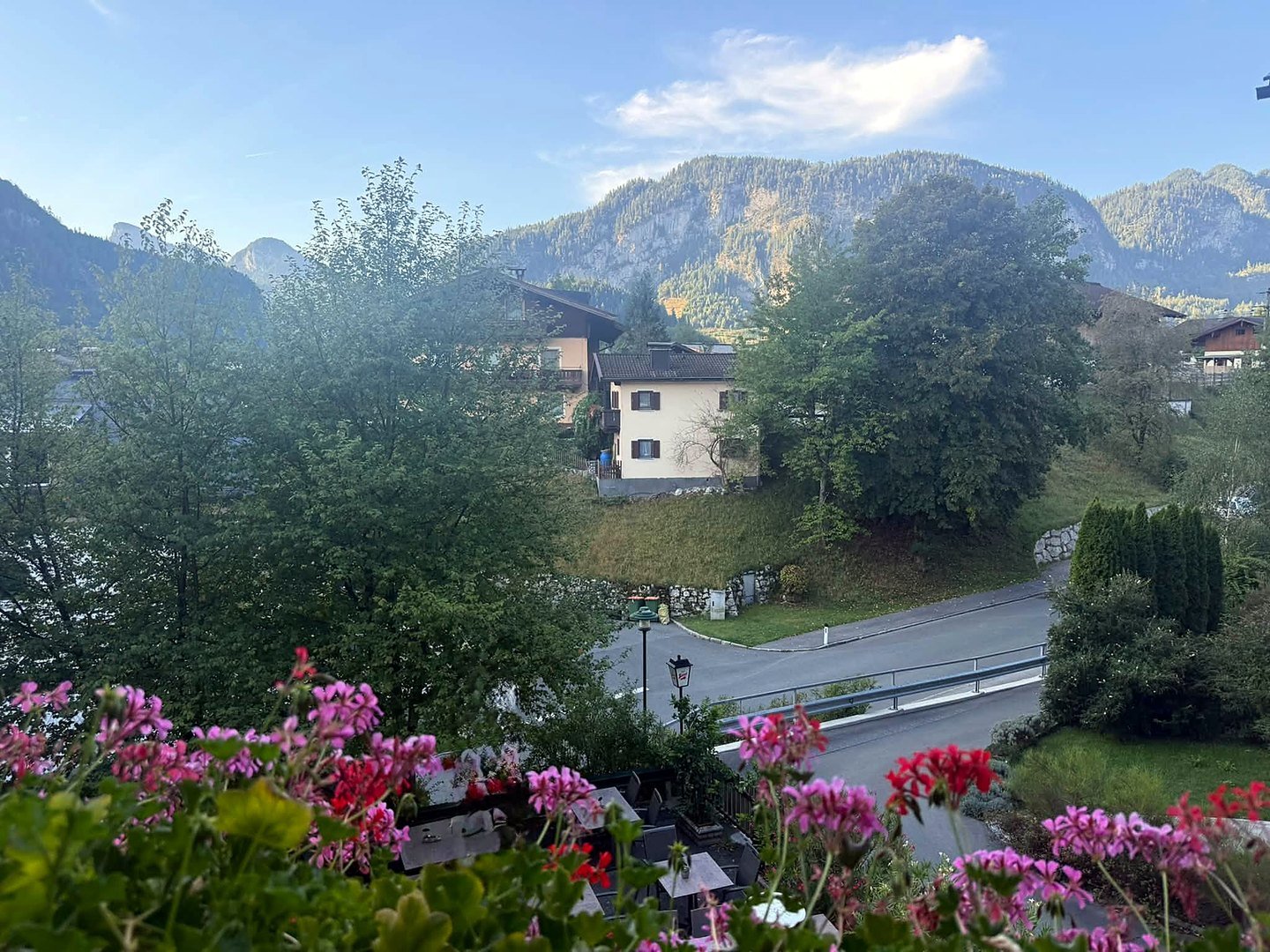 Vista dos Alpes e casas típicas nos arredores de Salzburgo