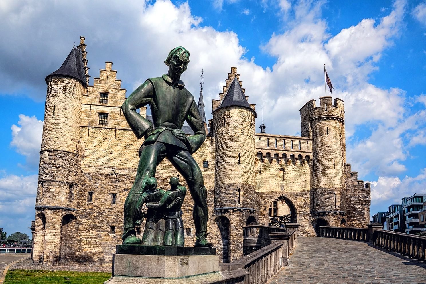 Castelo Het Steen em Antuérpia com a estátua de Lange Wapper
