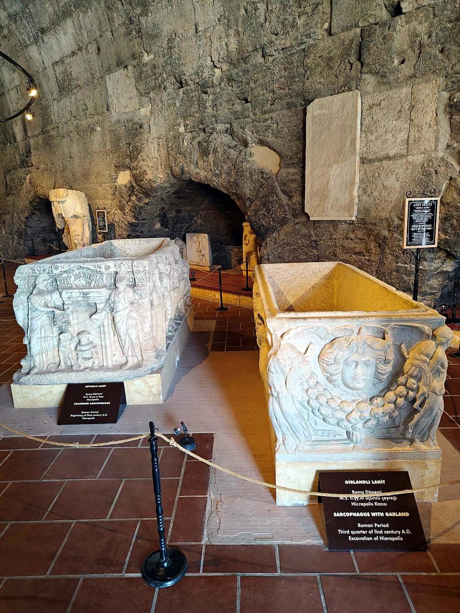 Sarcófagos romanos esculpidos expostos no Museu Arqueológico de Hierápolis