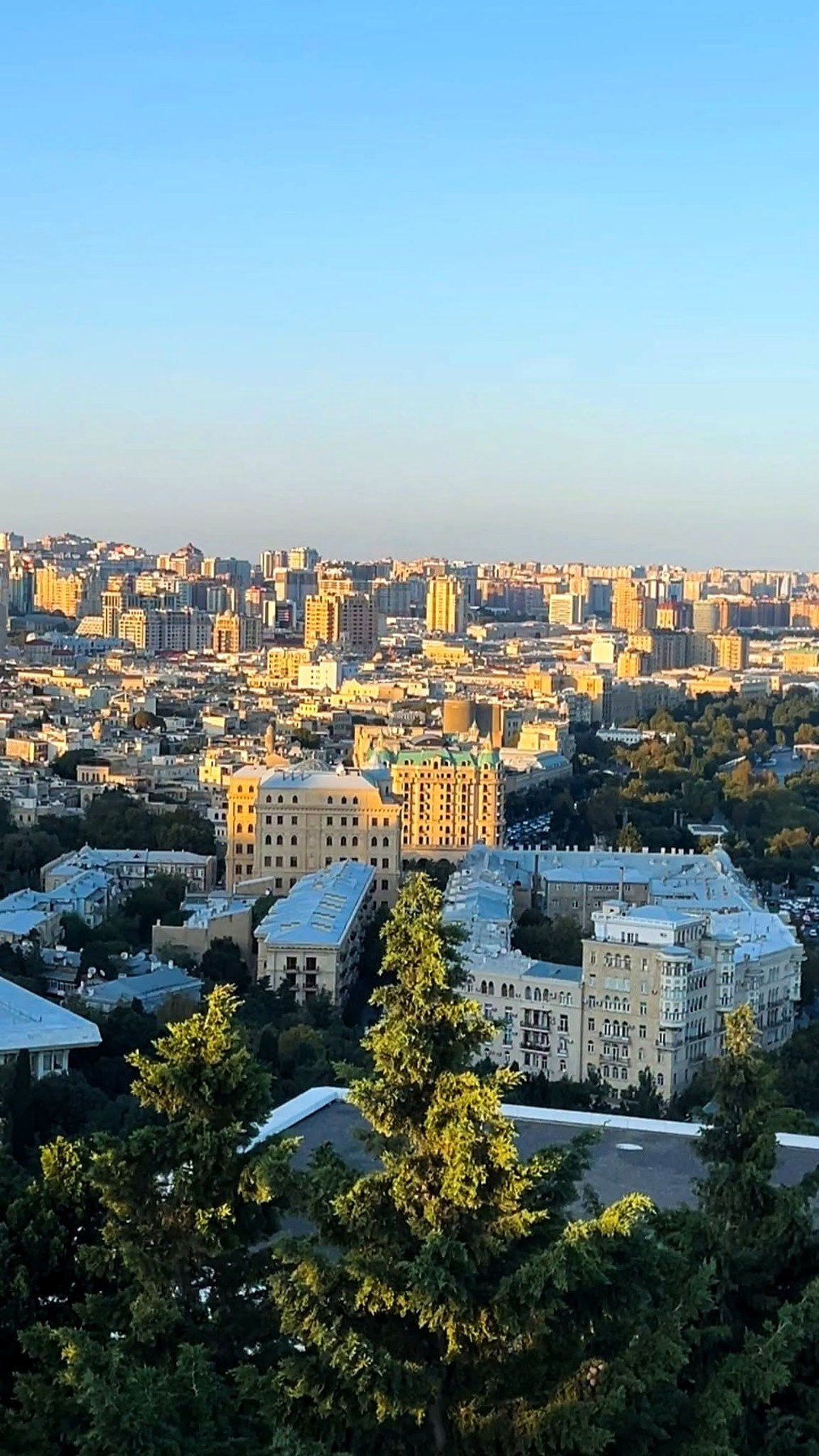 Vista do centro de Baku a partir do Parque das Terras Altas ao entardecer