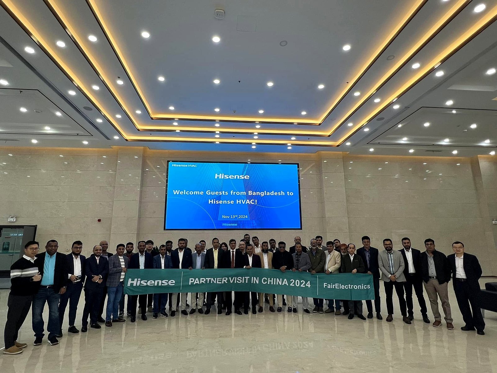 Grupo de parceiros internacionais em visita à sede da Hisense em Qingdao