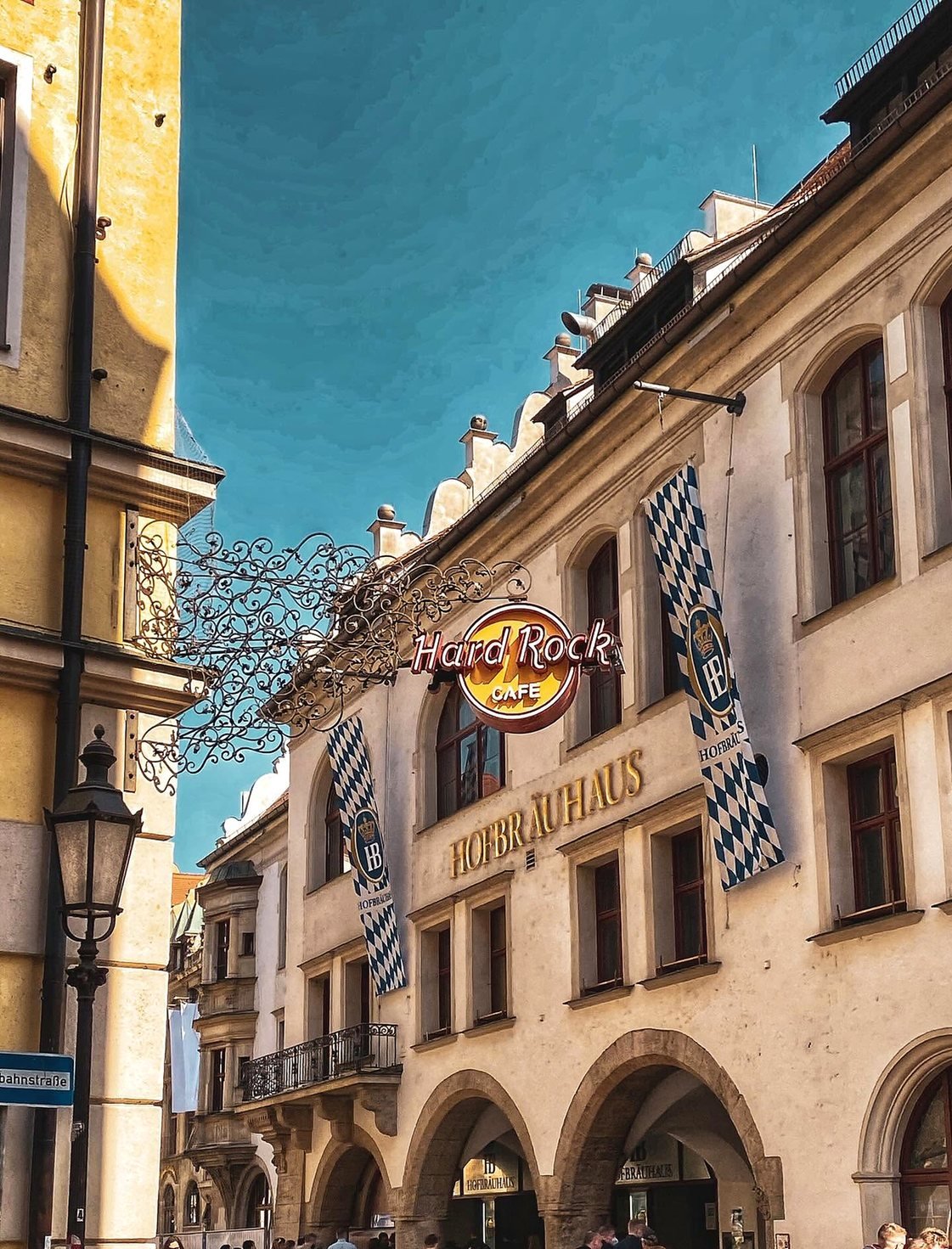 Fachada da cervejaria Hofbräuhaus com bandeiras da Baviera em Munique