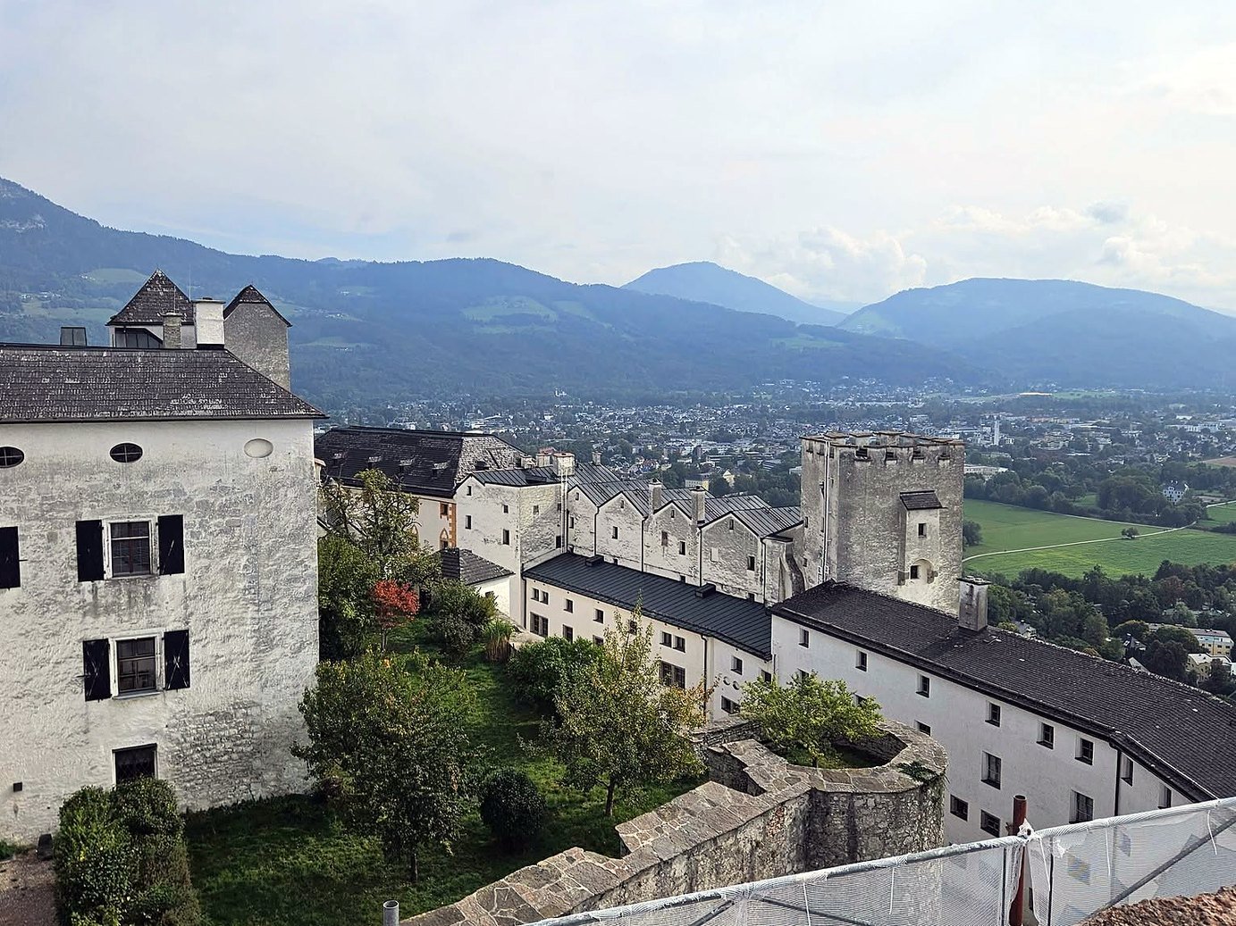 Pátio interno da Fortaleza de Hohensalzburg com vista para Salzburgo